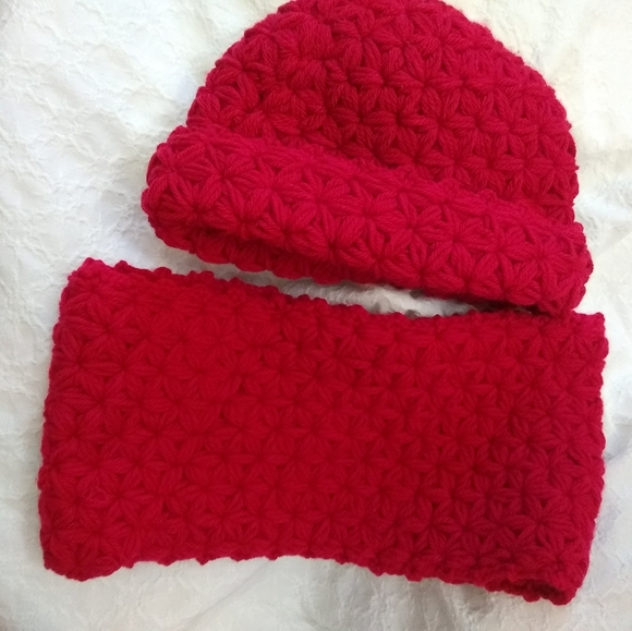 Jasmine stich handmade cozy hat and cowl - Picture 16 of 16